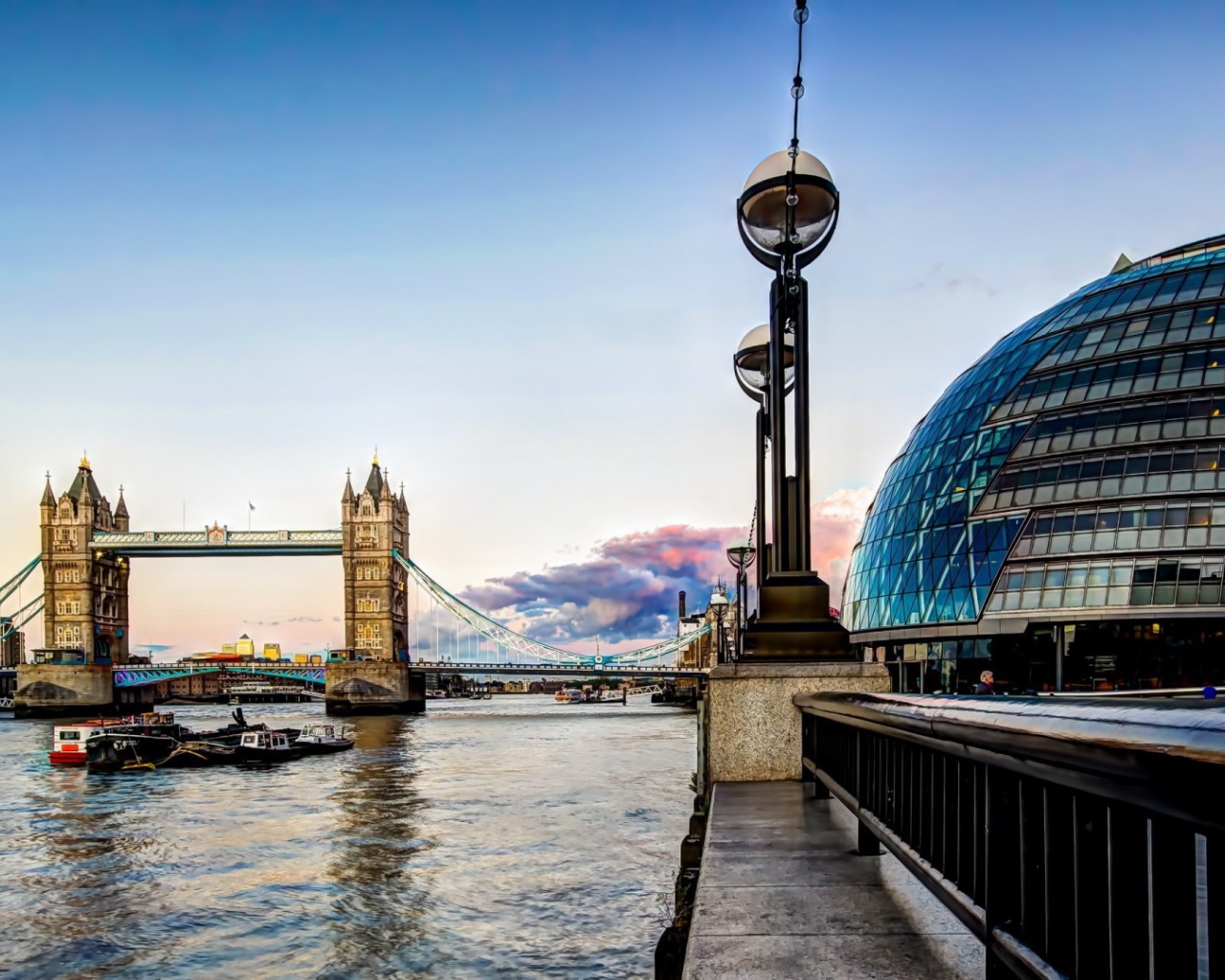 Набережная у моста в Лондоне