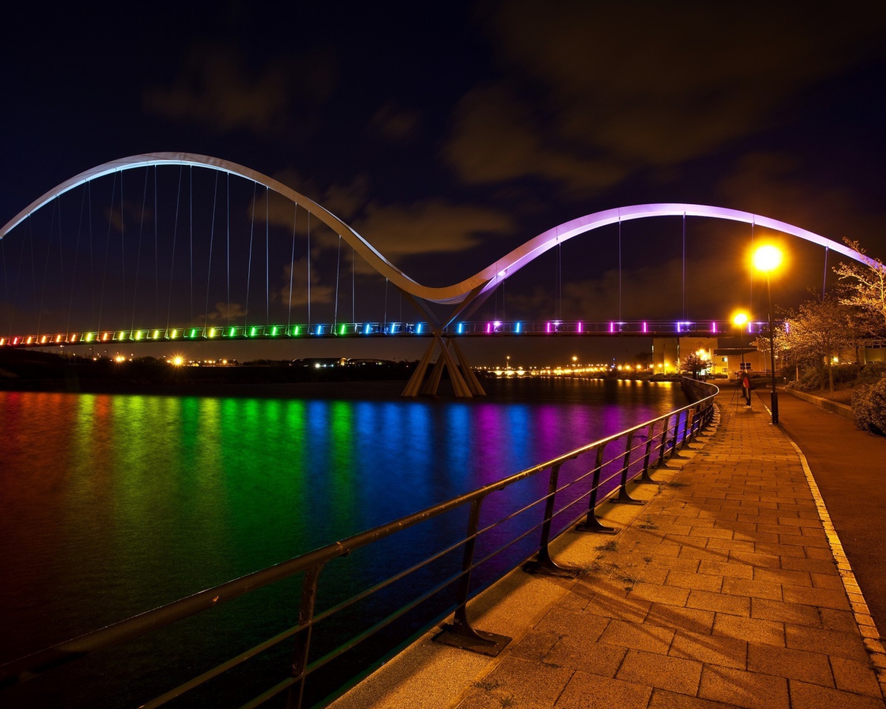 Радужная ночная подсветка моста