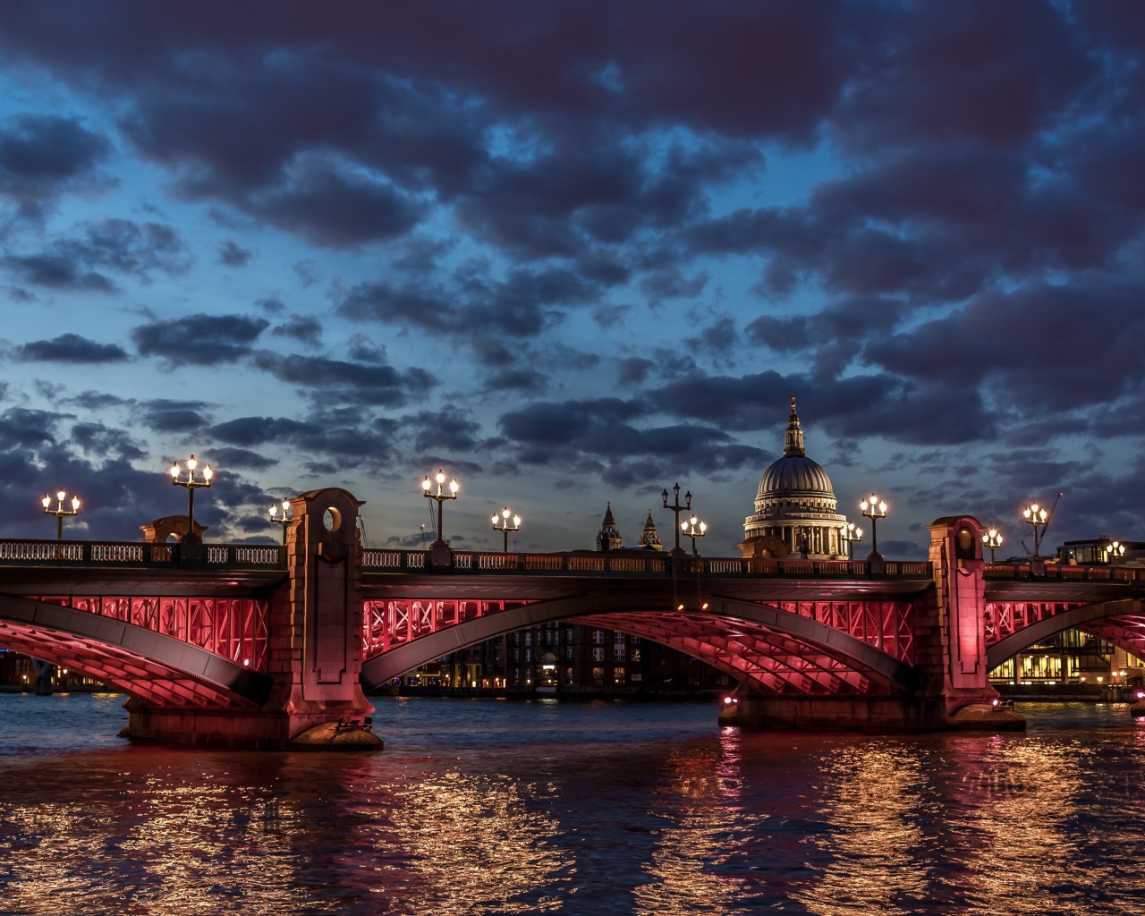 Красная подсветка моста в Лондоне