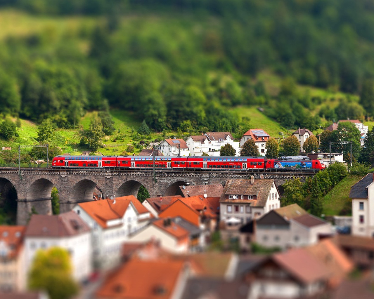 Красный поезд на мосту