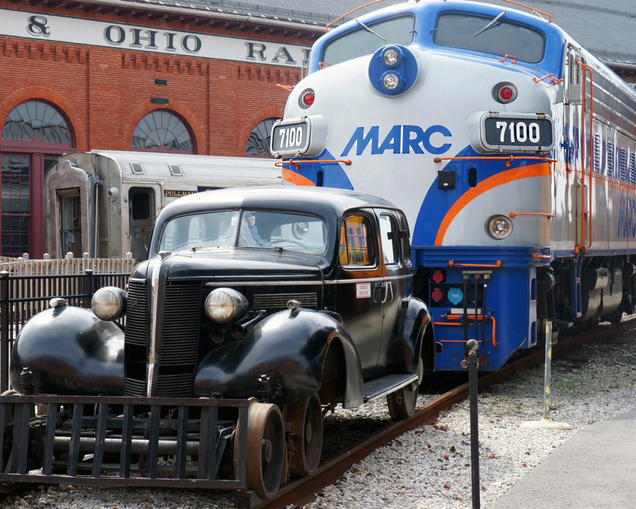 Ретро автомобиль и локомотив на рельсах
