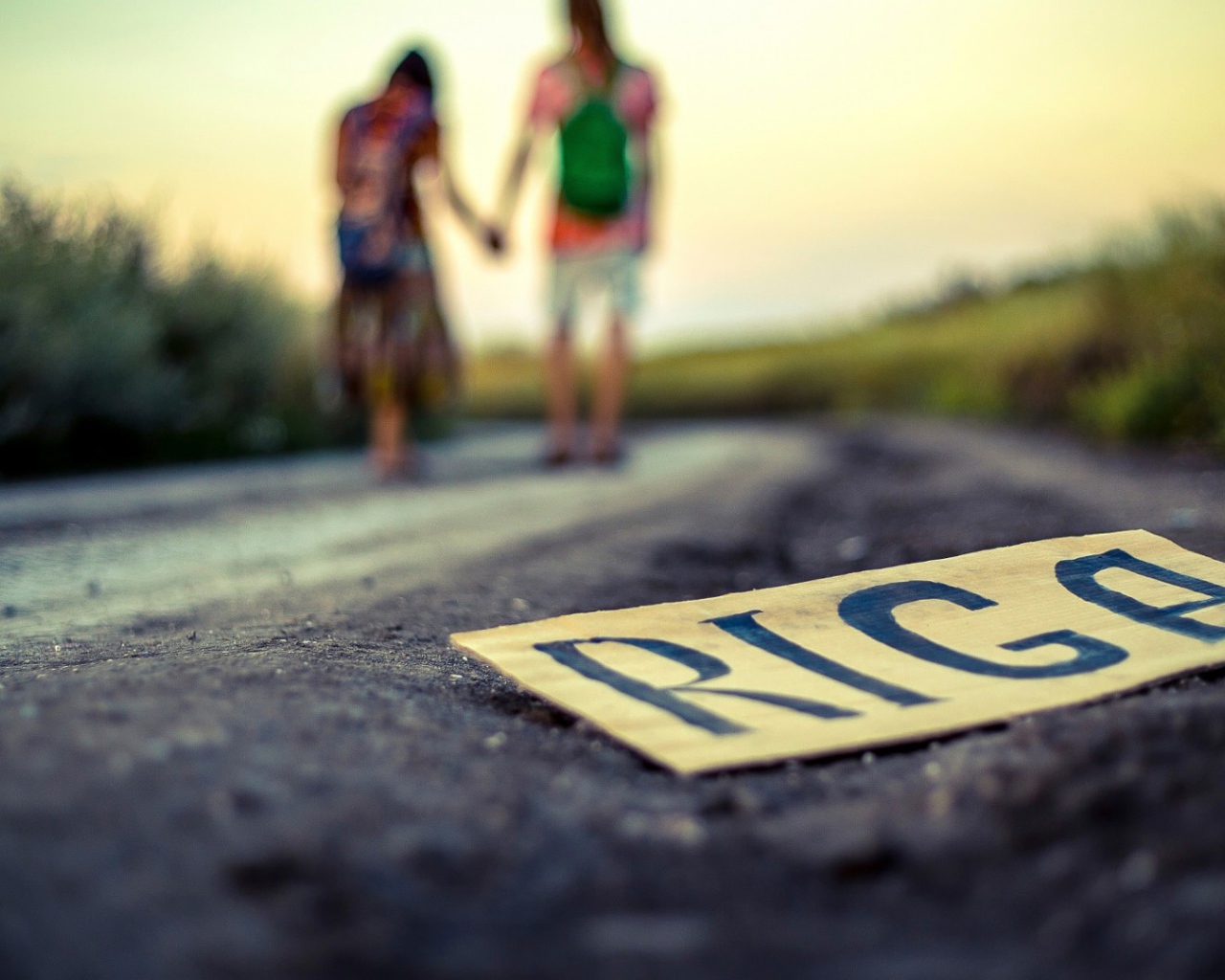 Знак Рига на обочине дороги