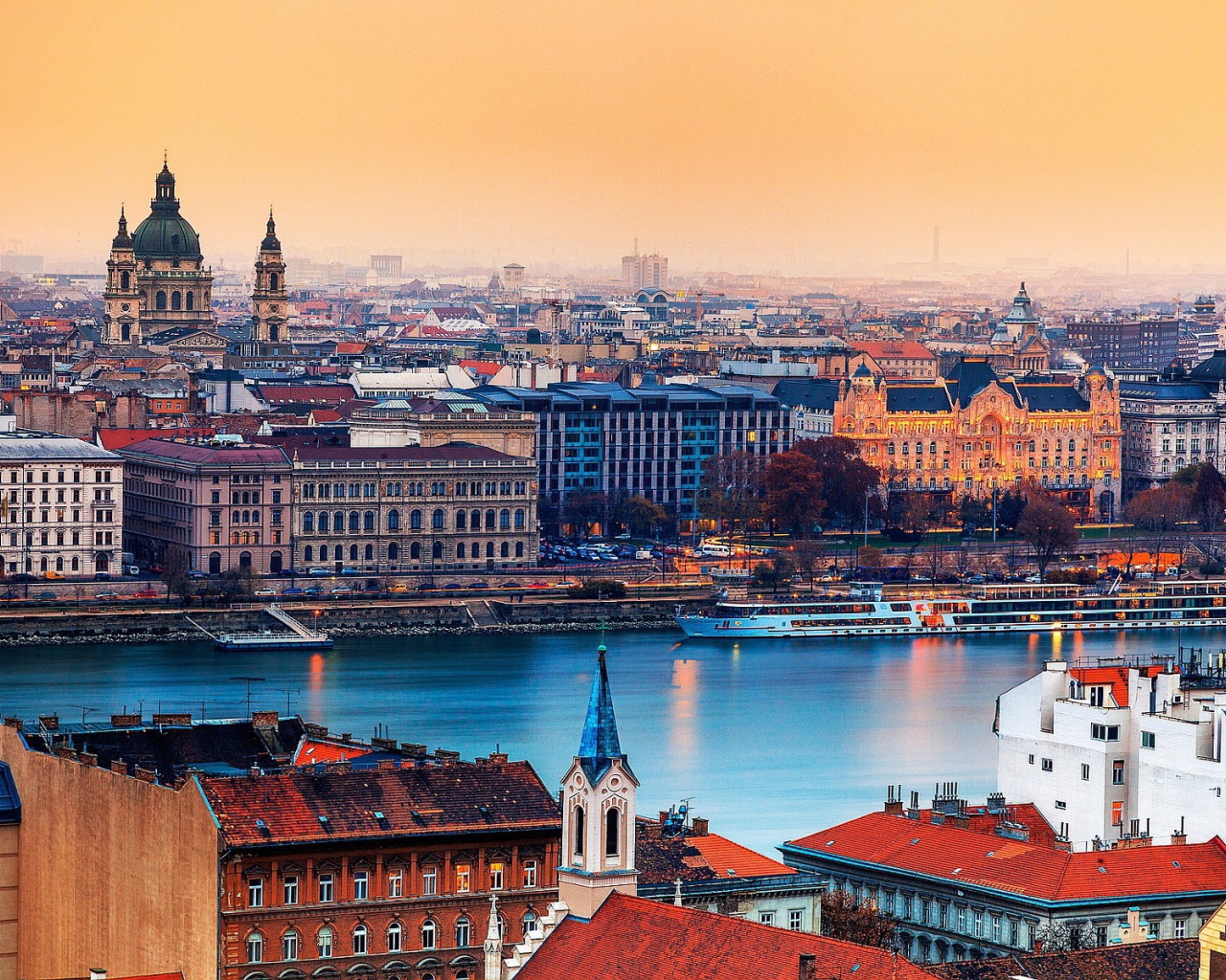 Река в городе Будапешт