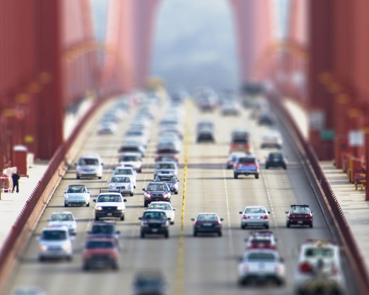 Автомобильное движение на мосту в Сан-Франциско