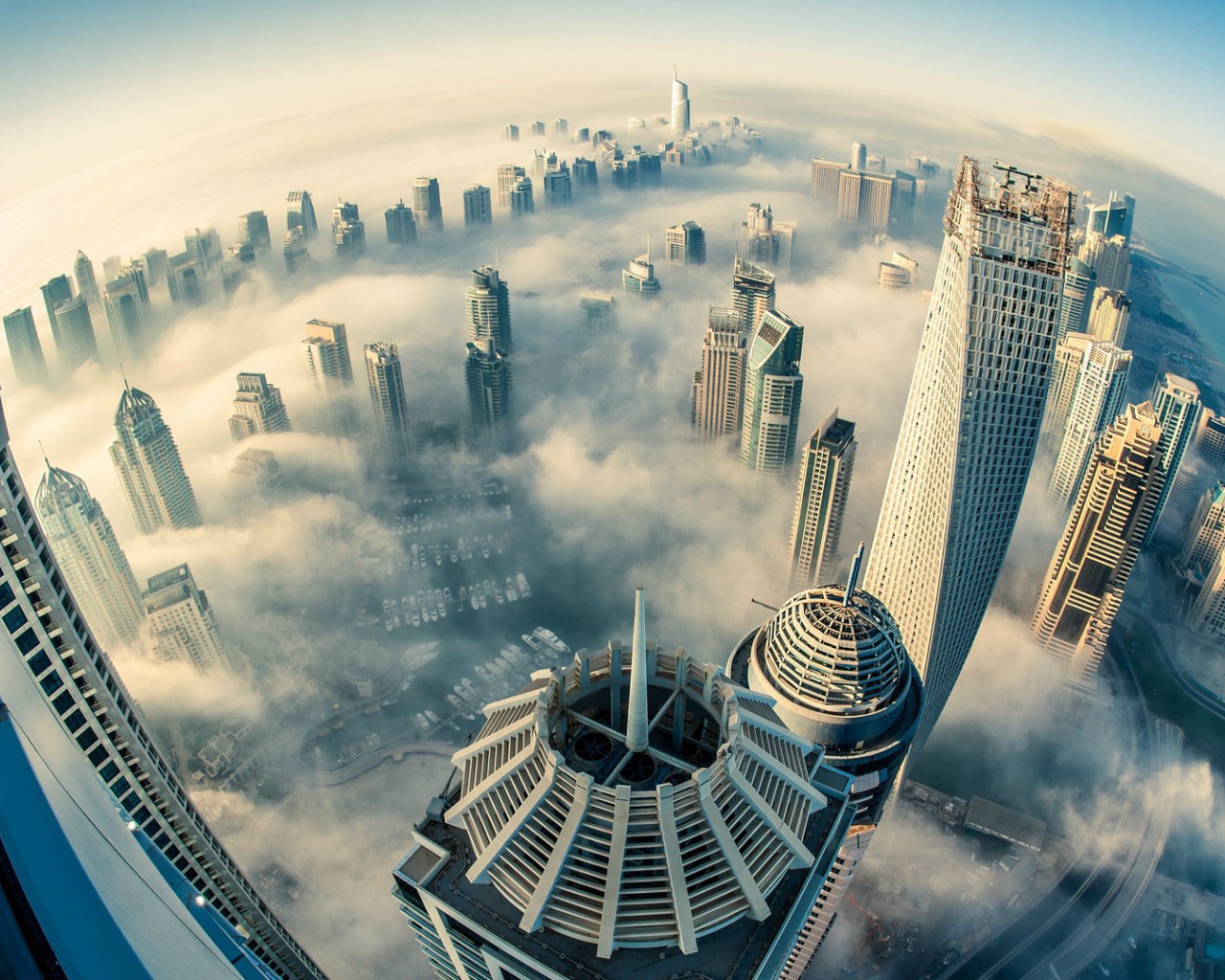 Крыши туманного Дубая