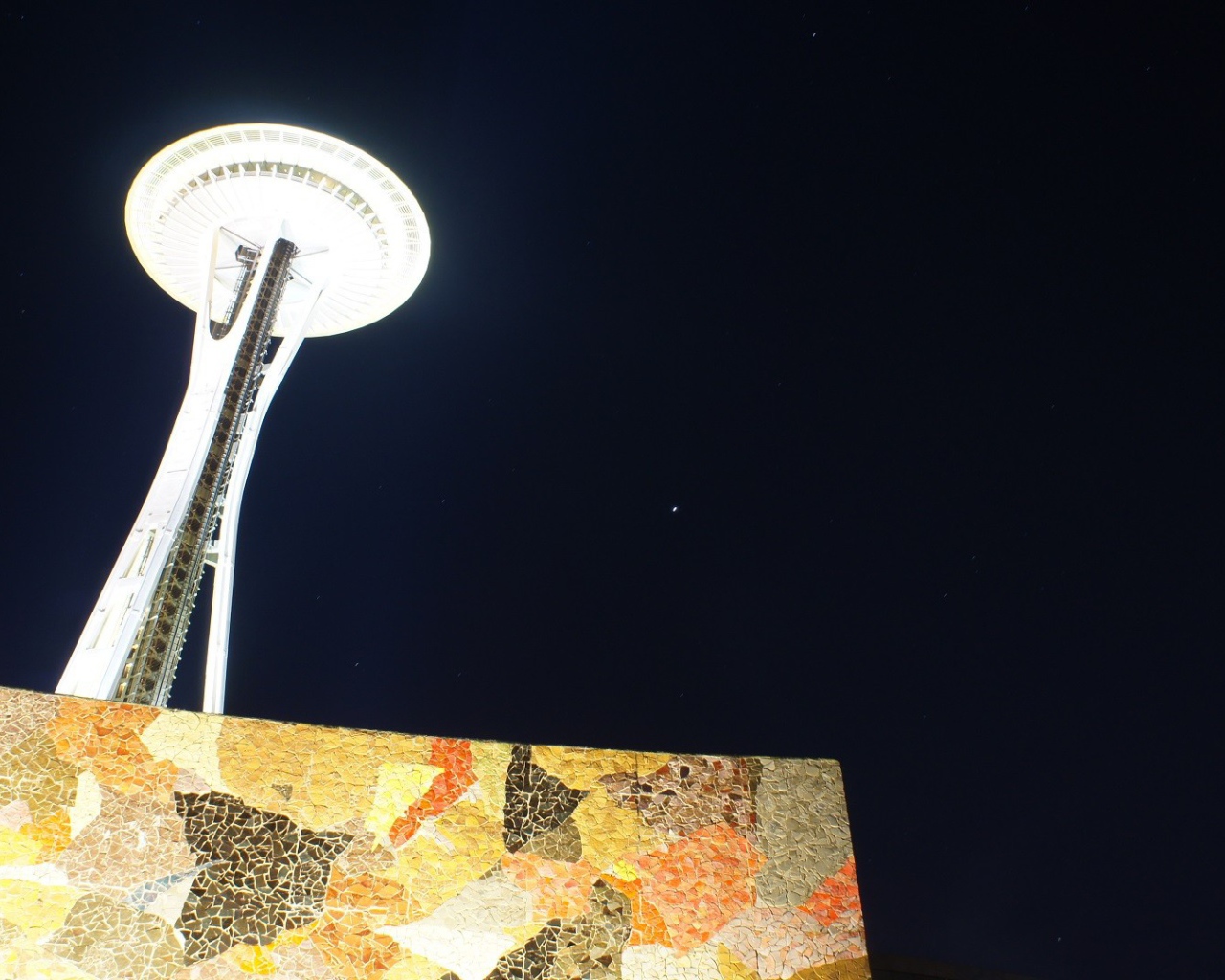 Сияющая телебашня в Сиэтле