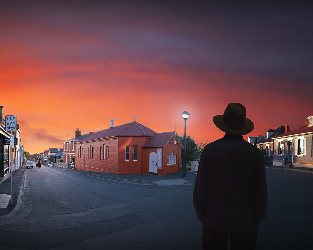 Силуэт мужчины на фоне городской улицы