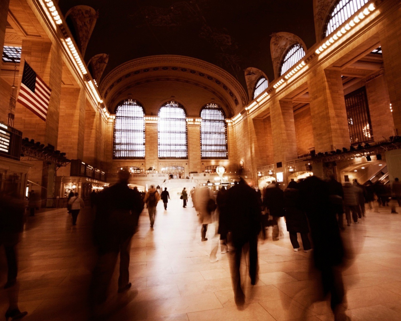 Силуэты прохожих на вокзале в Нью-Йорке