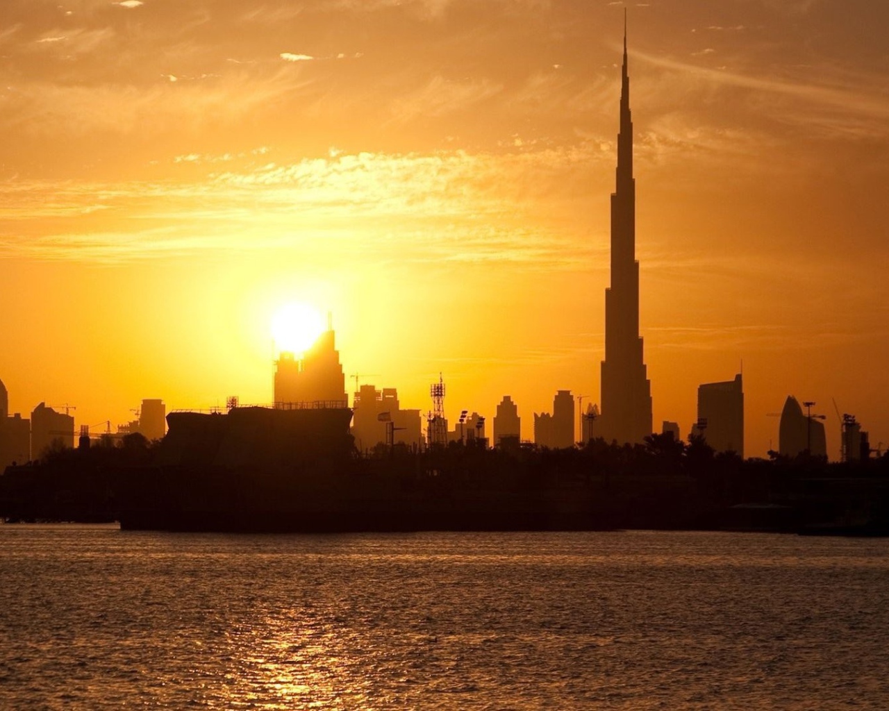 Силуэты зданий Дубаи на фоне заката