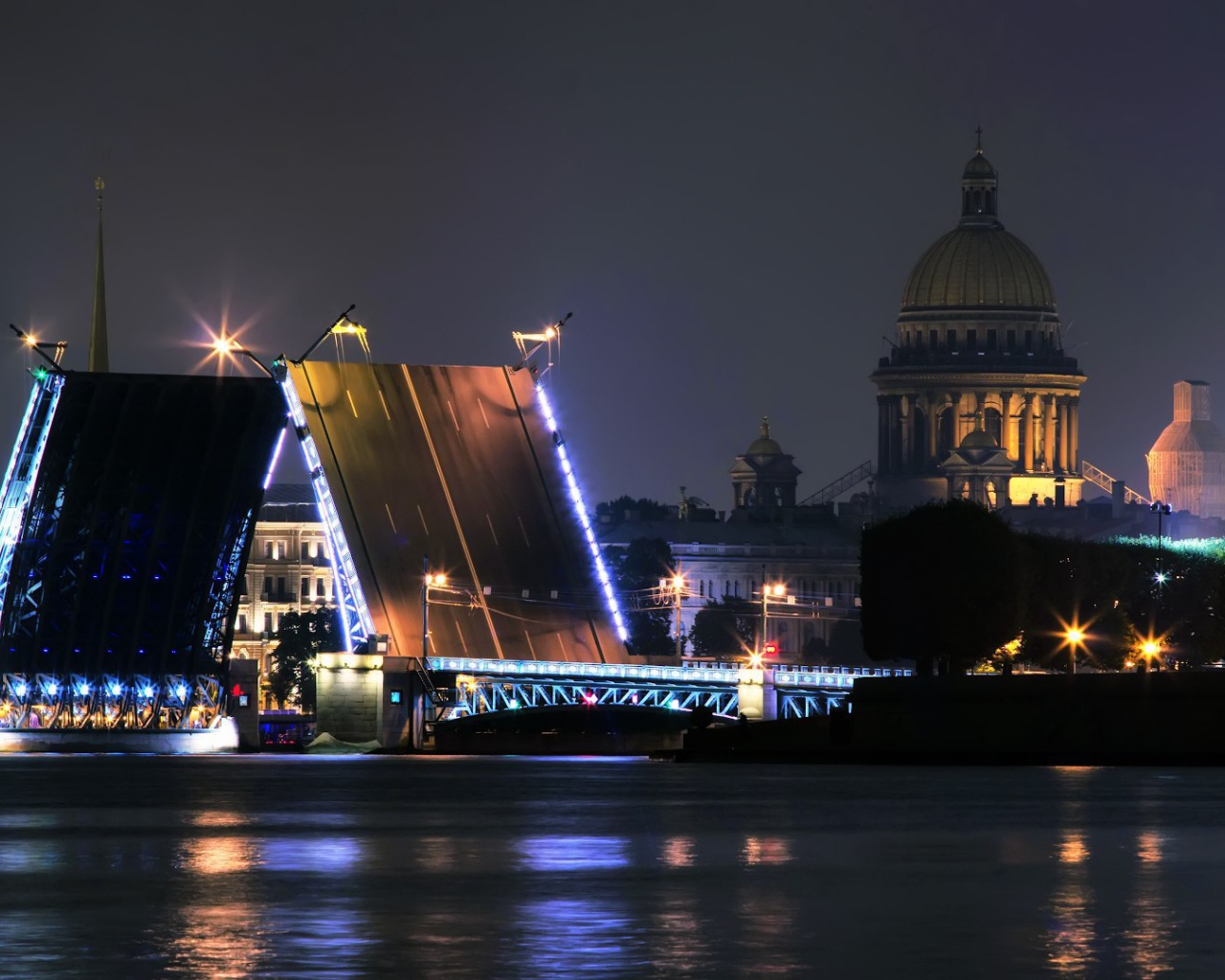Разведенный мост в Санкт Петербурге
