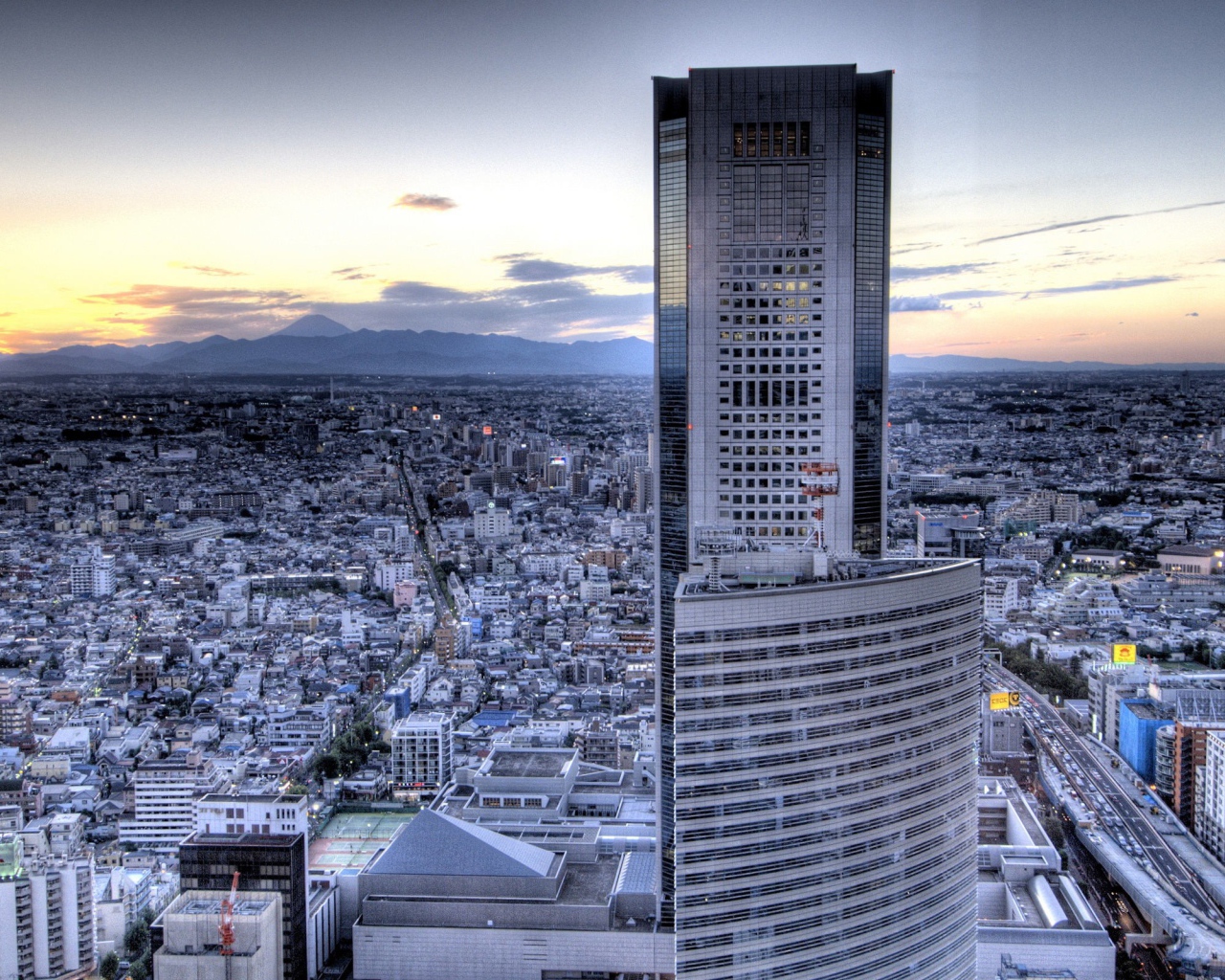 Небоскреб на фоне пригорода, фото HDR