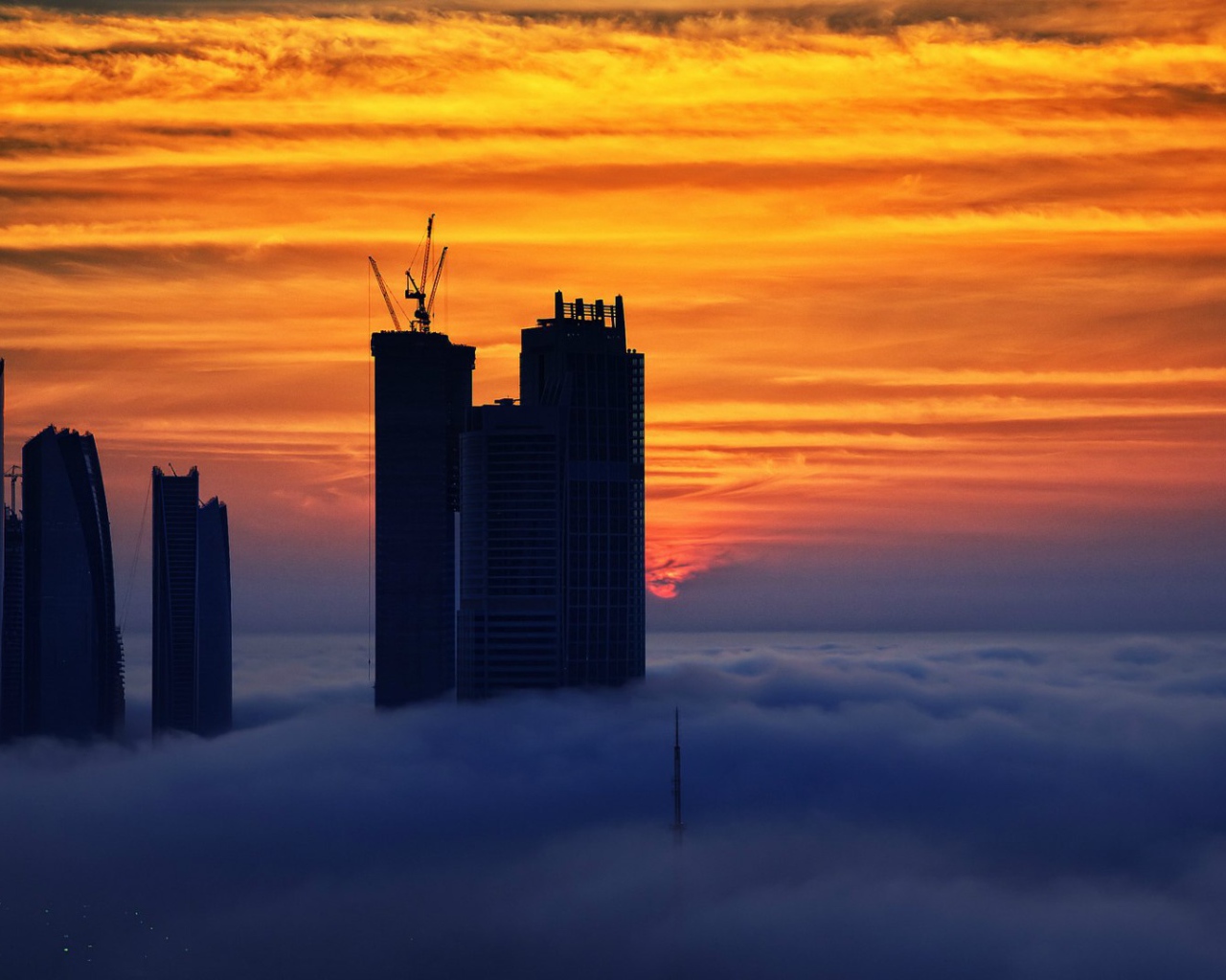 Небоскребы выше облаков в Дубай, ОАЭ