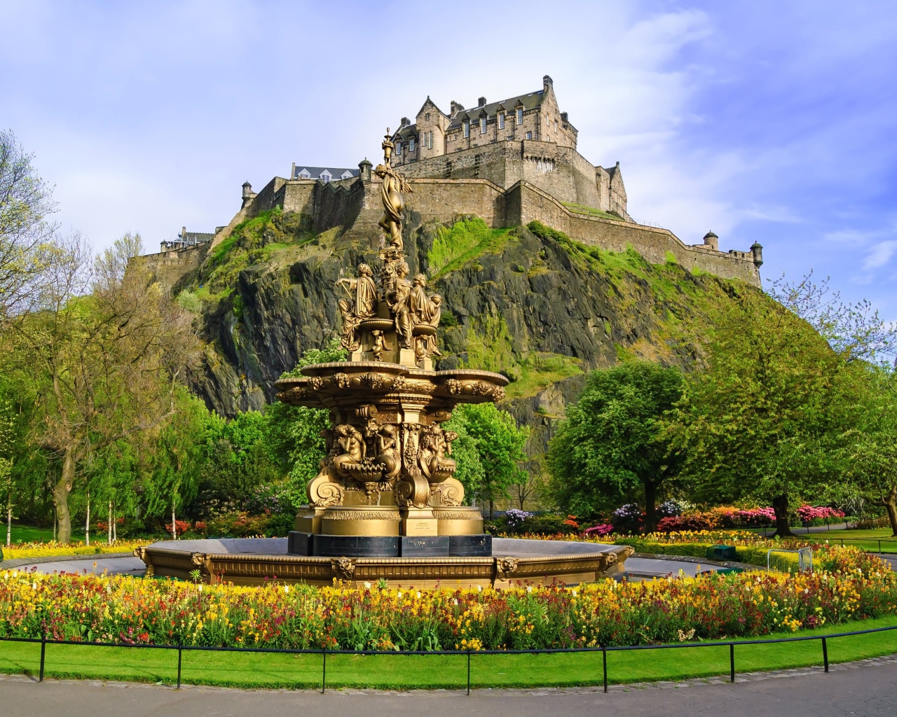 Статуя в городе Эдинбург