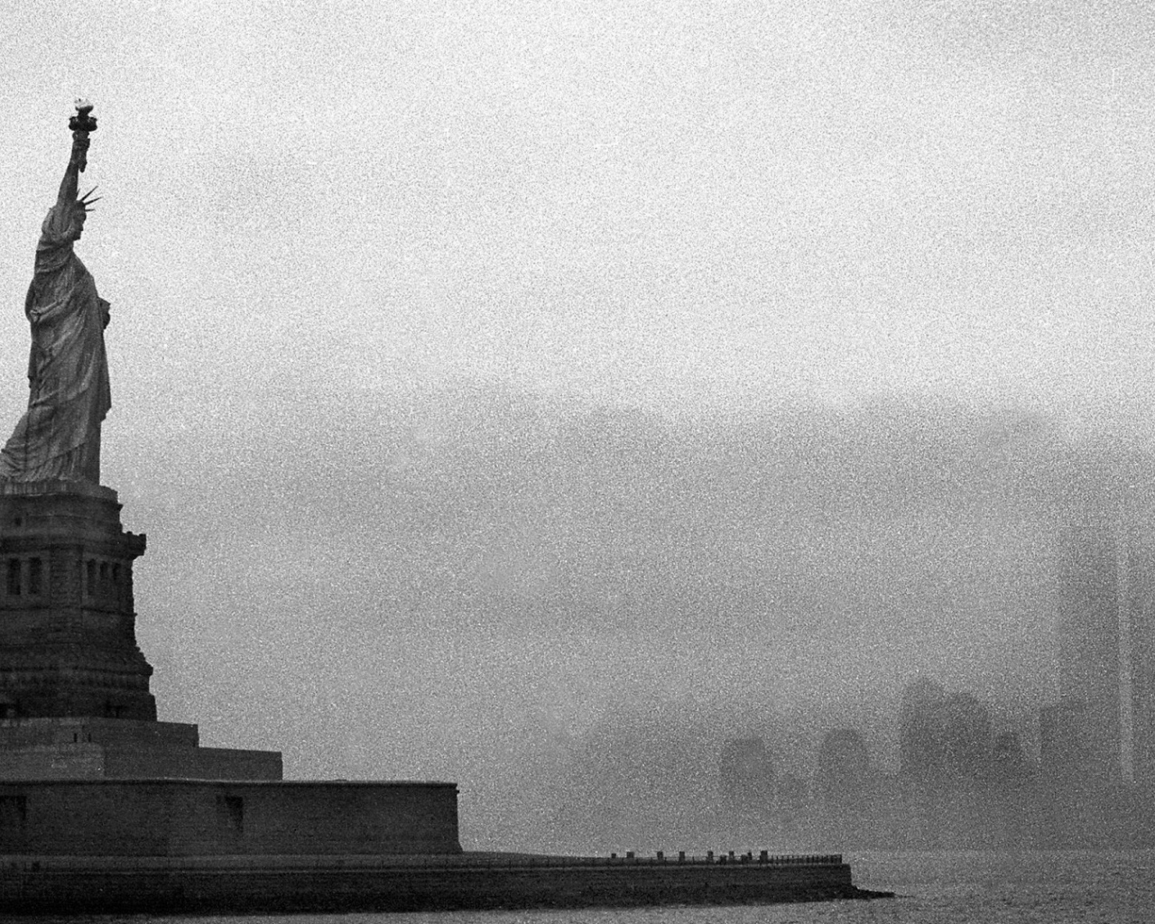 Статуя Свободы в серой мгле, Нью-Йорк