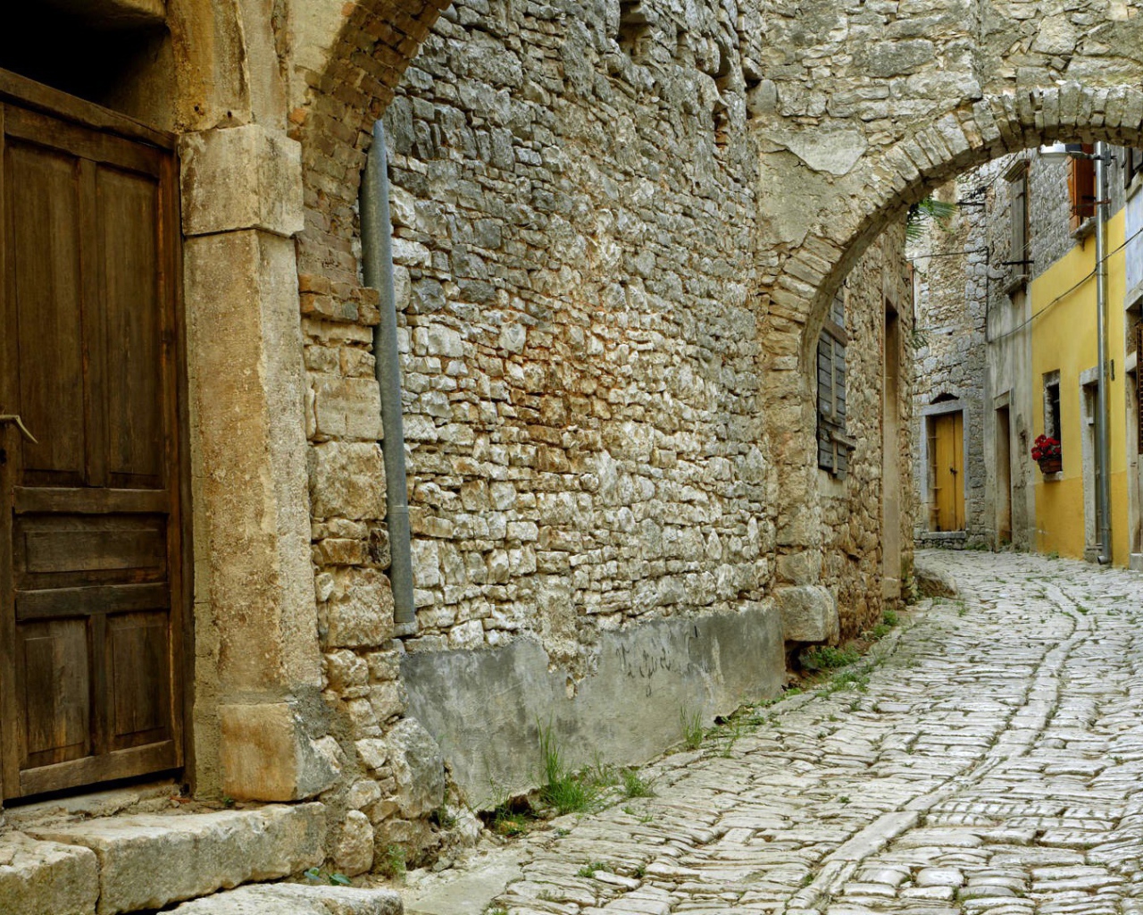 Каменная улица, старый город