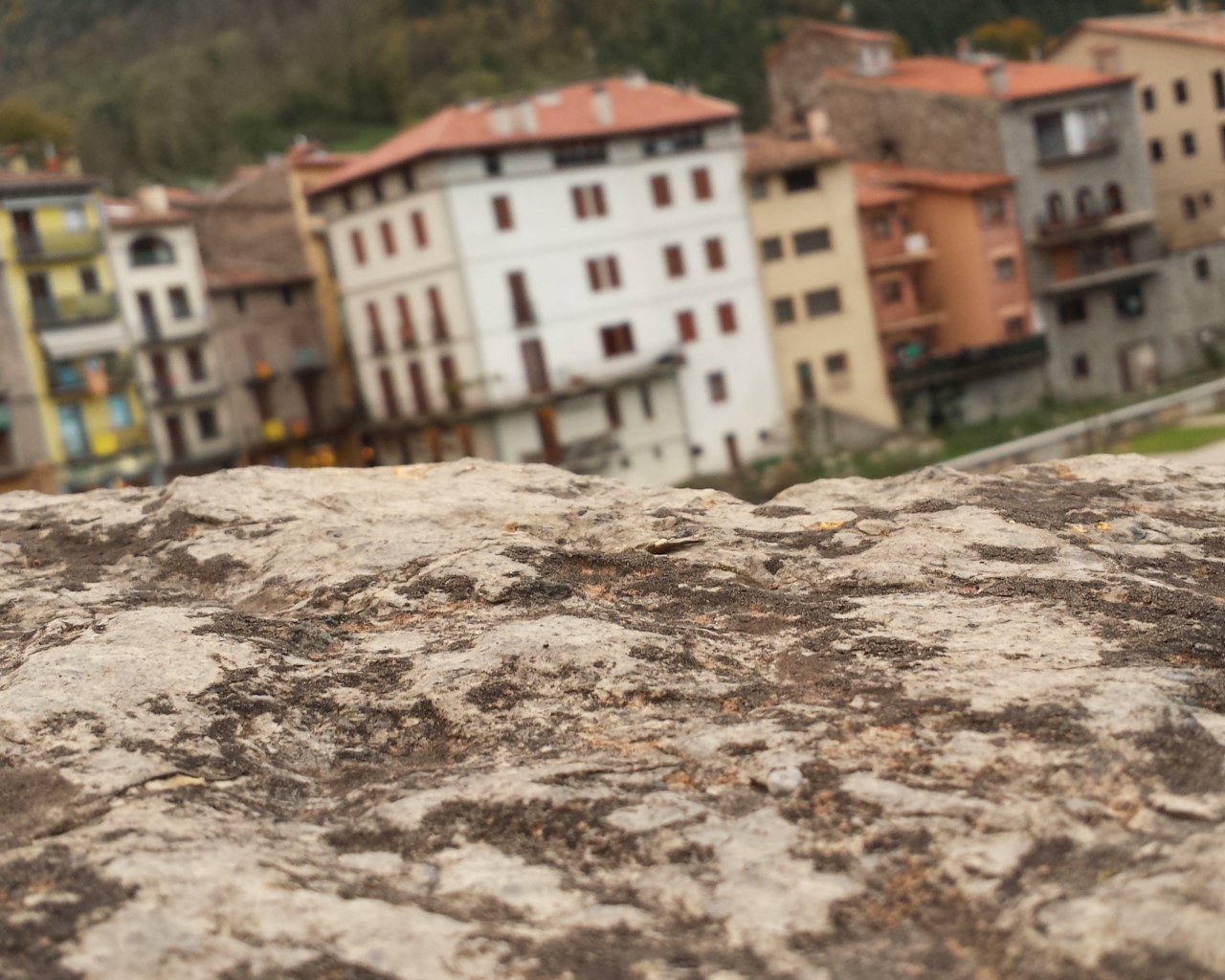 Камень на фоне городских домов, Барселона