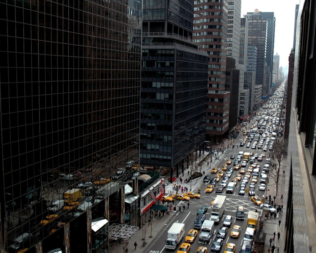 Улица между небоскребами в Нью-Йорке