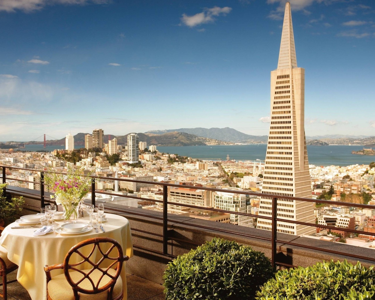 Уличное кафе с видом на Сан-Франциско