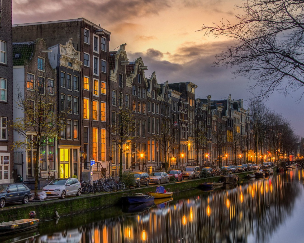 Улица на берегу канала в Амстердаме