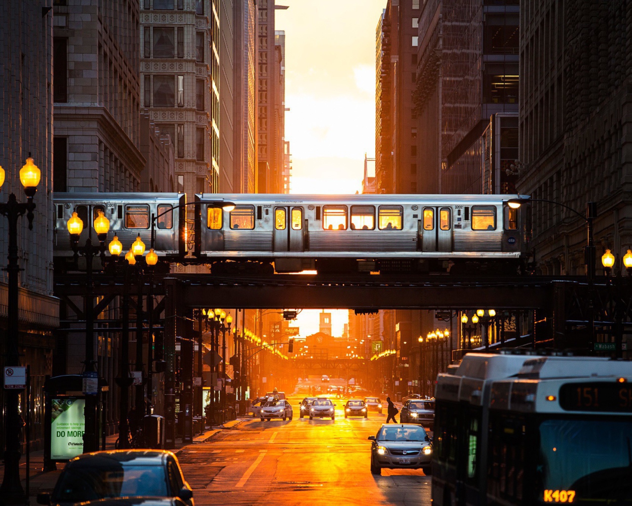 Поезд метро пересекает улицу в Чикаго