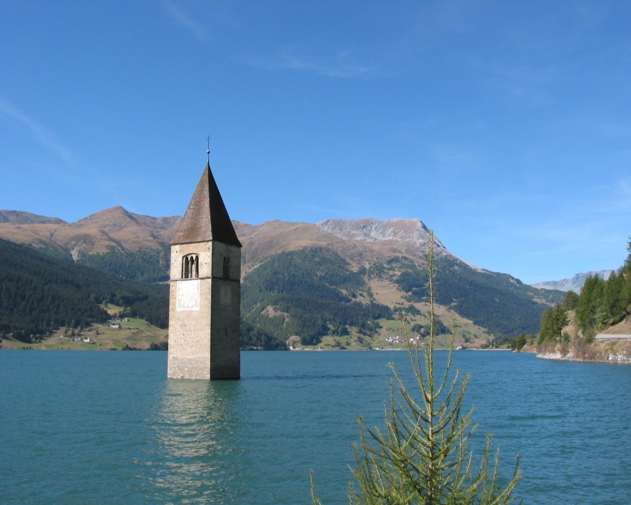 Колокольня затонувшей церкви