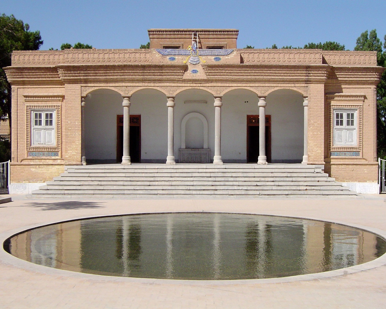 Бассейн во дворе, Иран