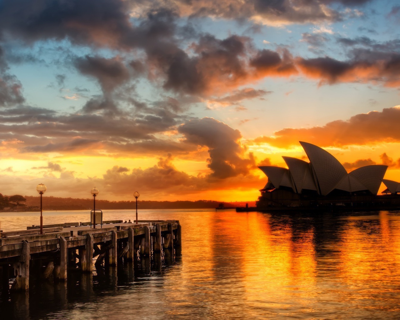 Сиднейская опера на фоне оранжевого заката