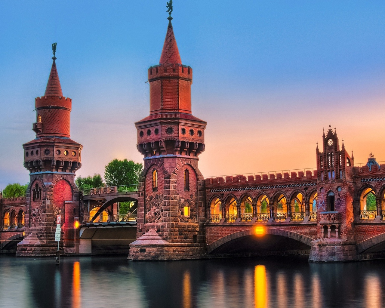 Замок из сказки в парке развлечений