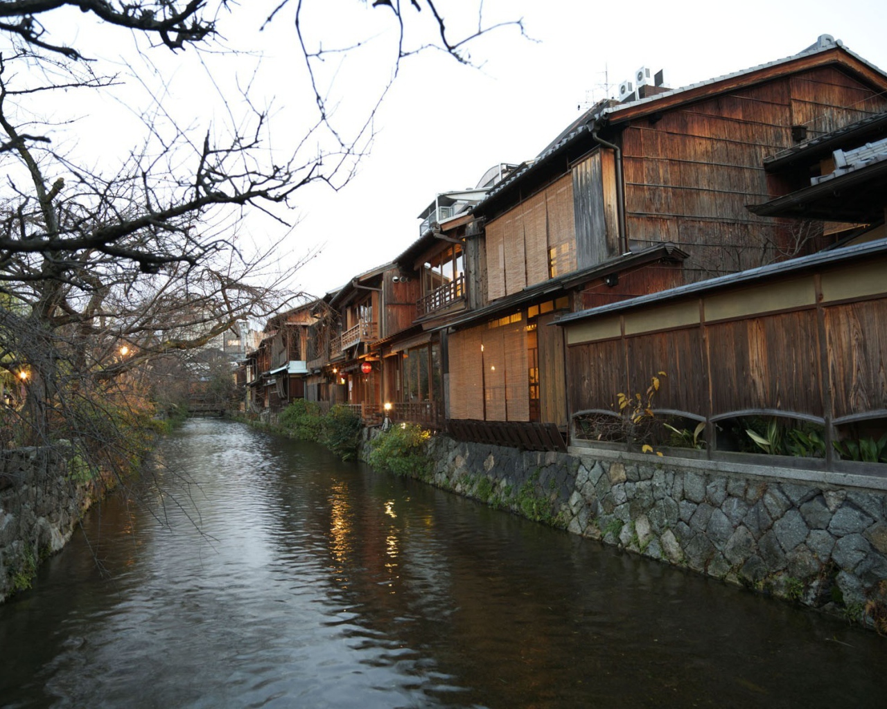 Канал у домов в городе в Азии