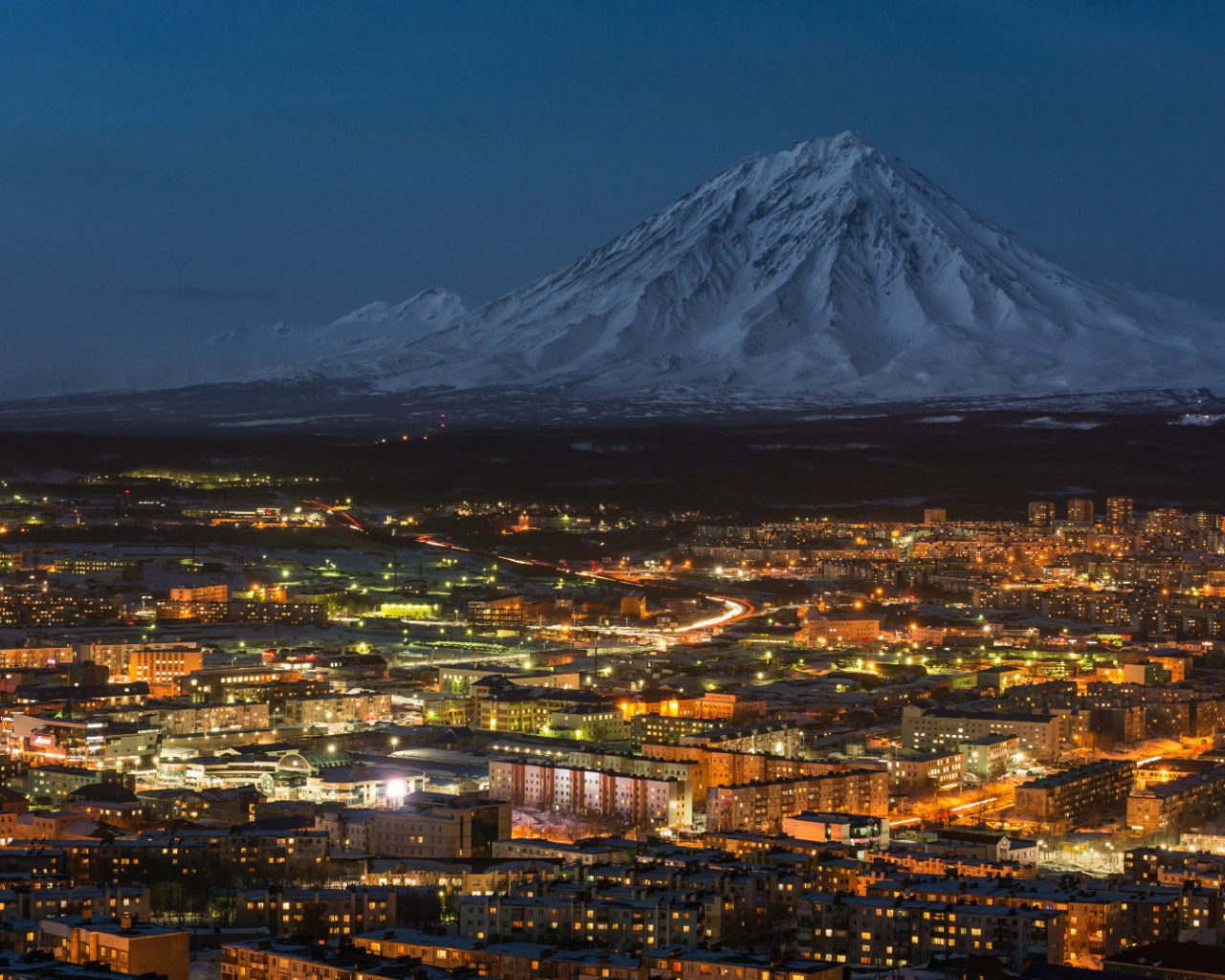 Город у подножия горы Петропавловск-Камчатский