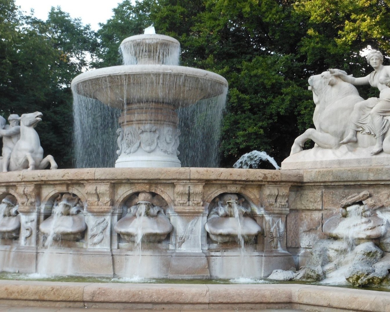Фонтан в парке Мюнхена