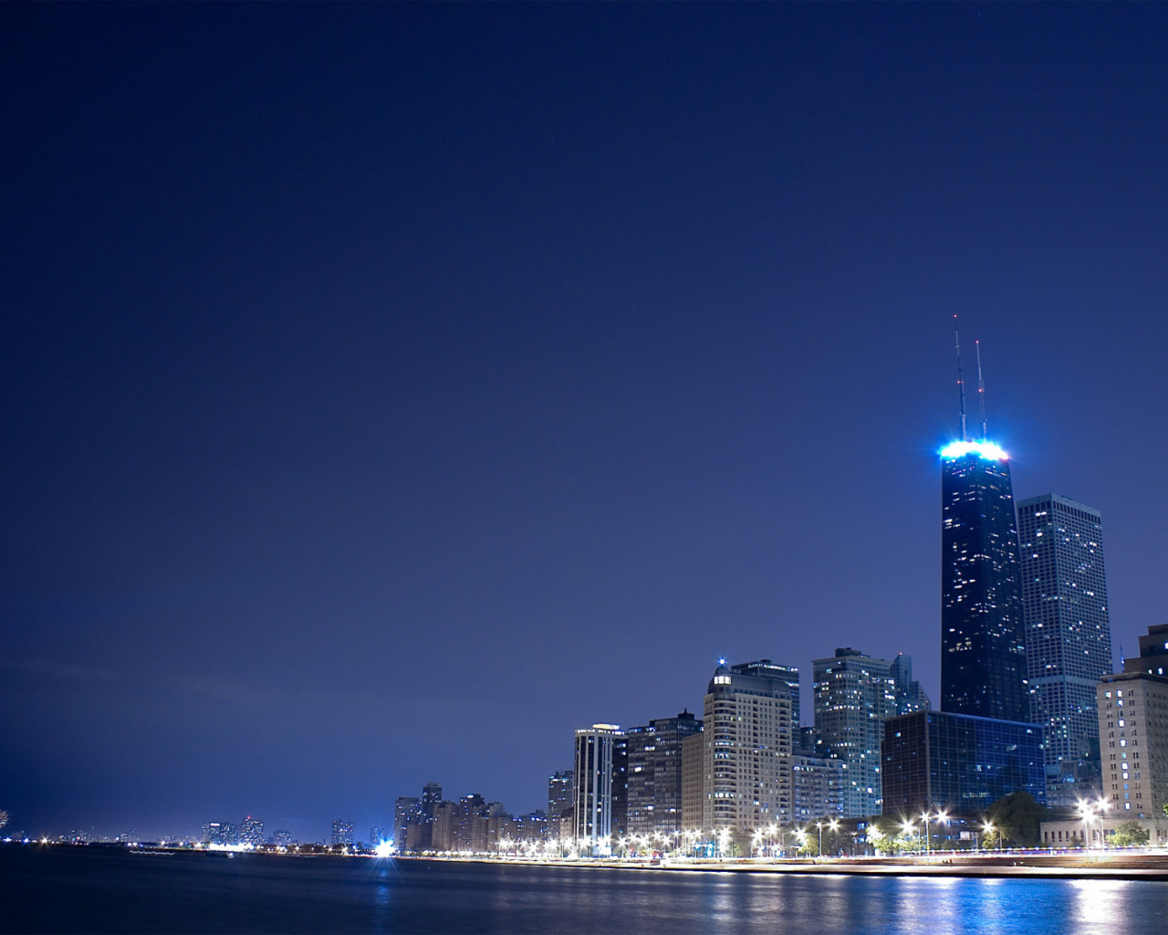 Огни города на берегу реки вечером