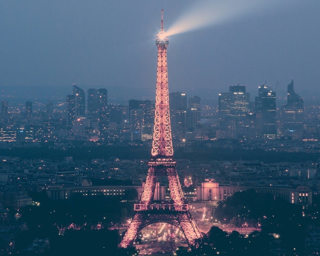 Луч прожектора на Эйфелевой башне