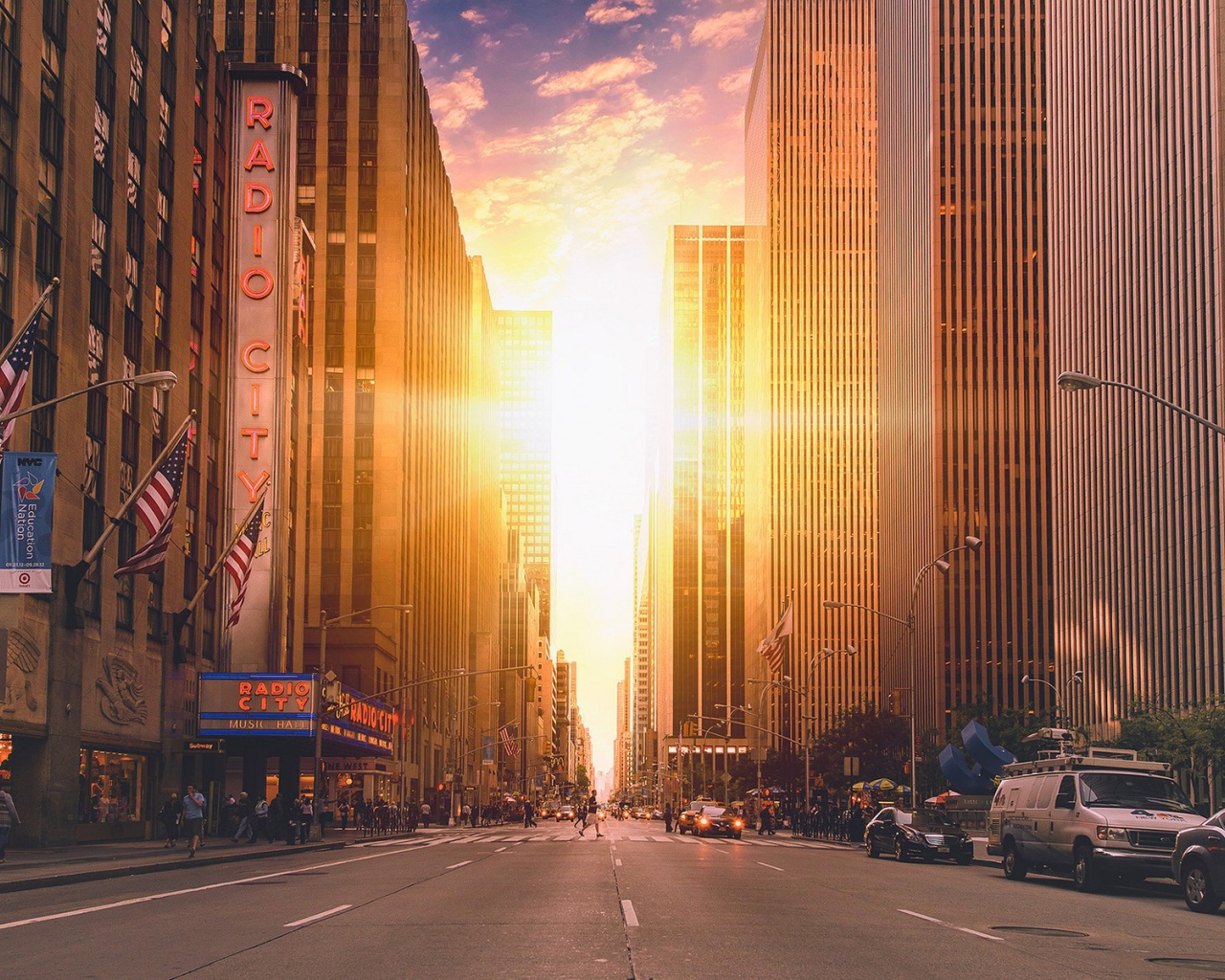 Солнце между небоскребами Манхеттена