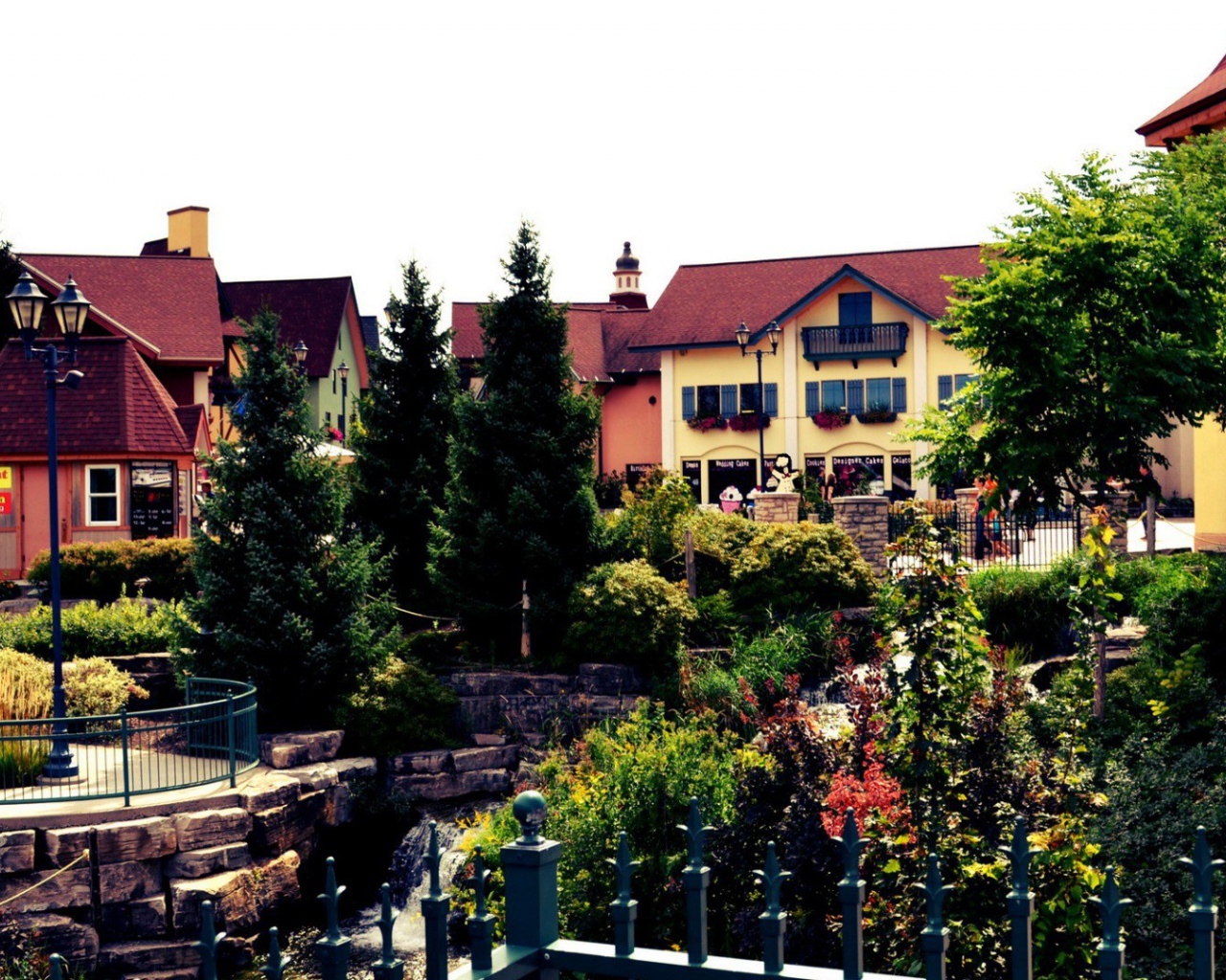 Городок утопает в зелени