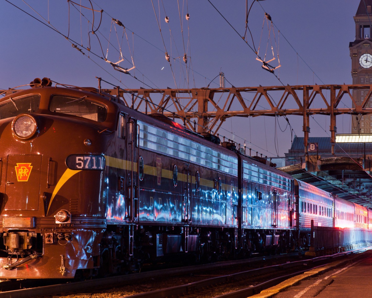 Поезд отправляется с вокзала