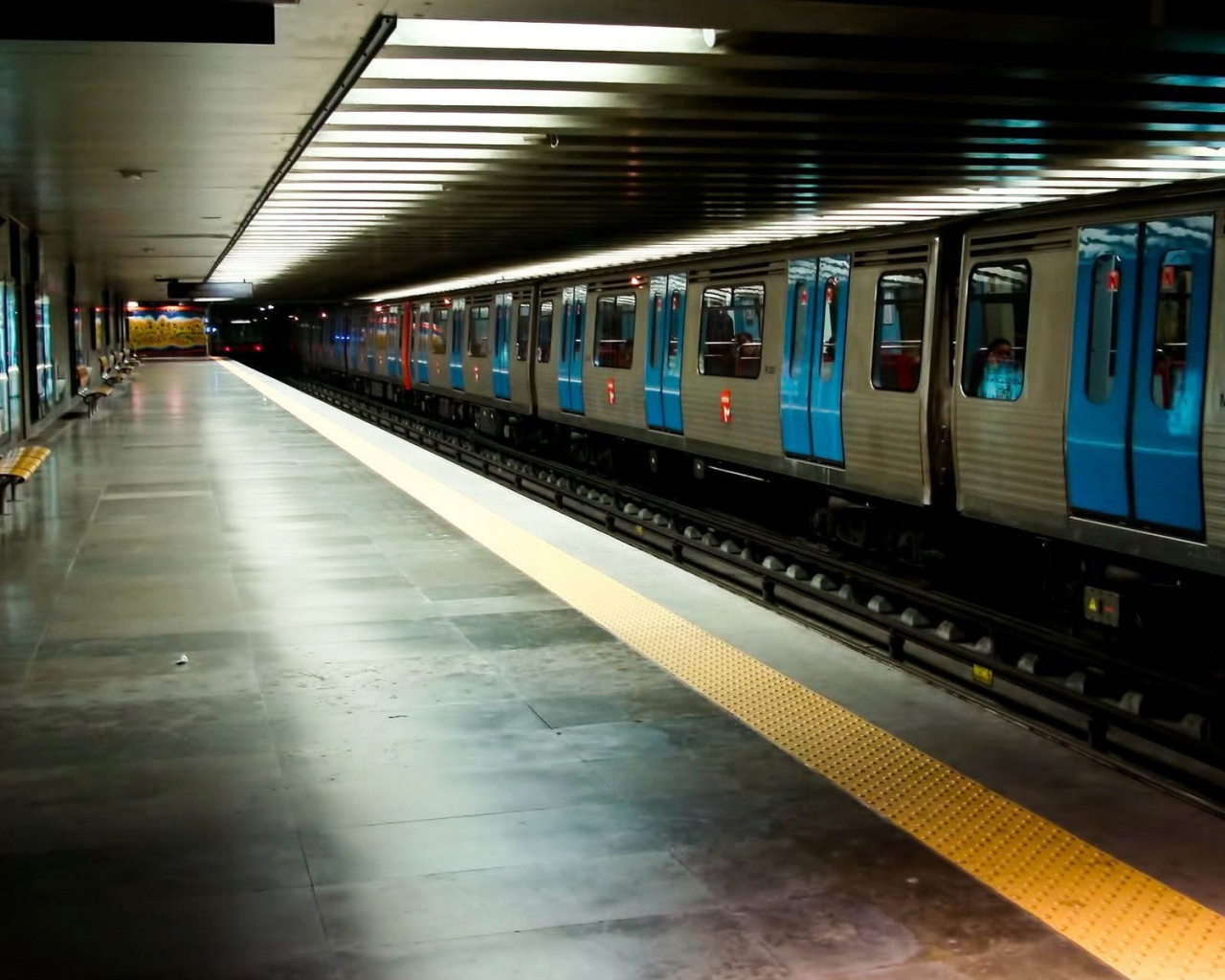 Поезд стоит на станции метро