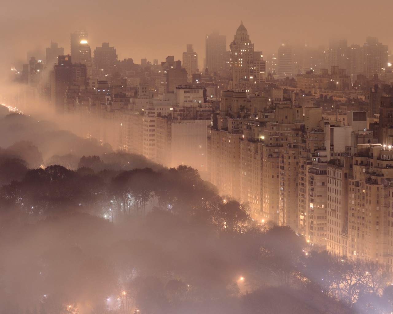 Густой туман в вечернем Нью-Йорке