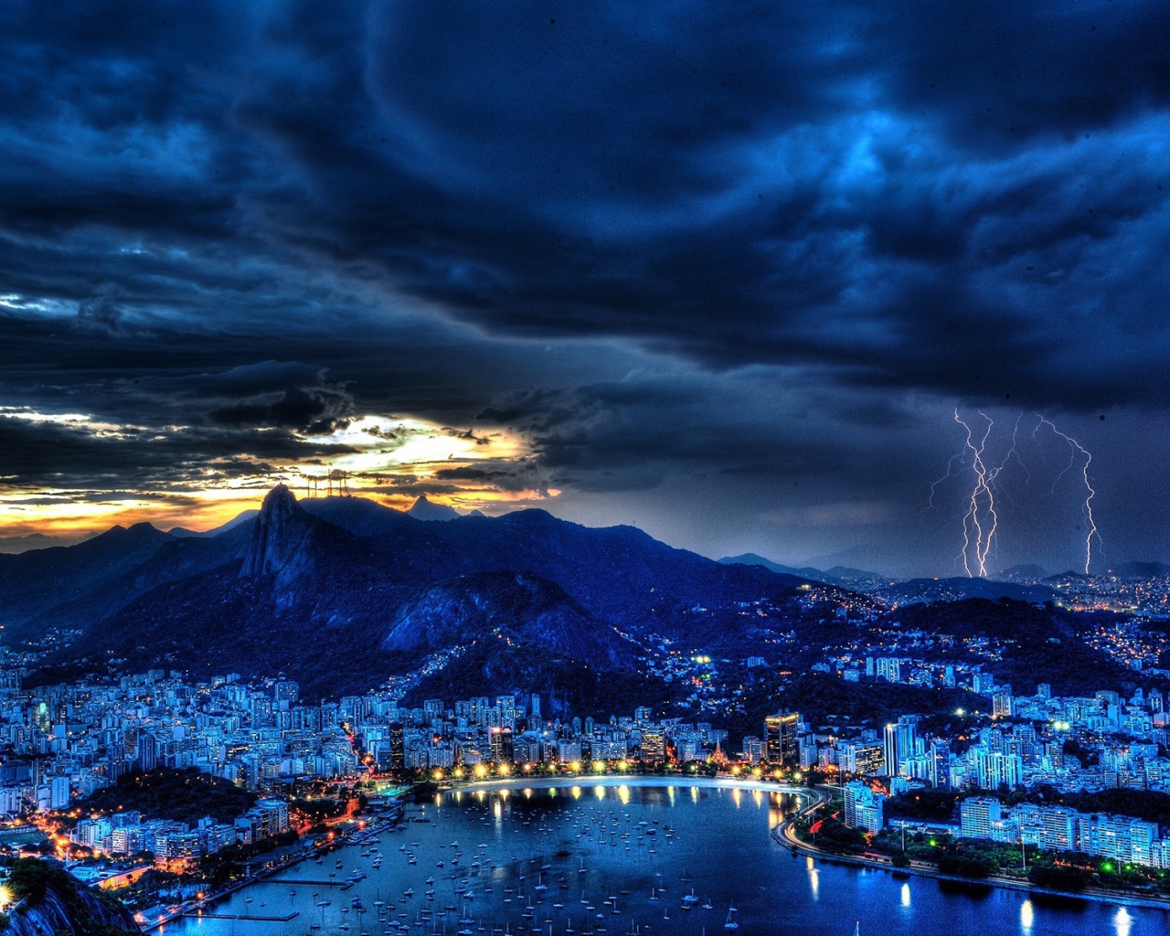 Гроза над городом после заката солнца