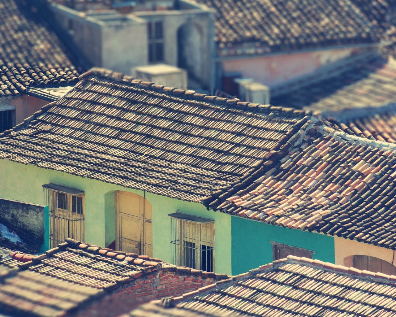 Черепичные крыши частных домов