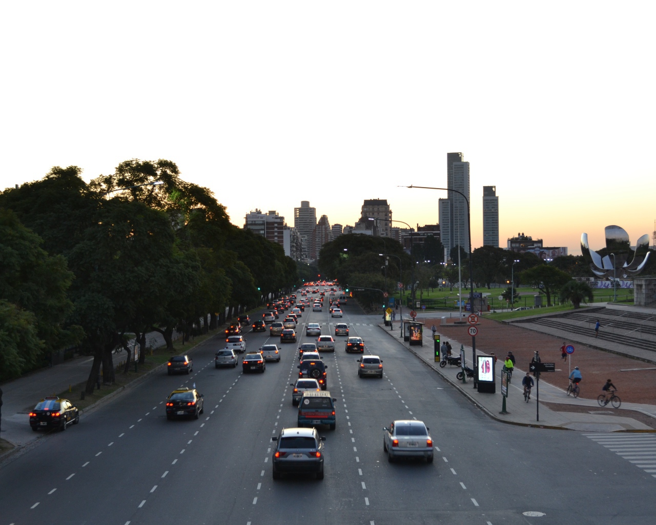 Движение на шоссе в Буэнос-Айресе