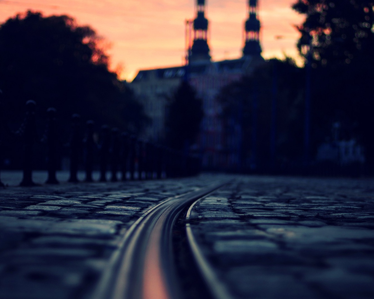 Рельсы для трамвая среди брусчатки