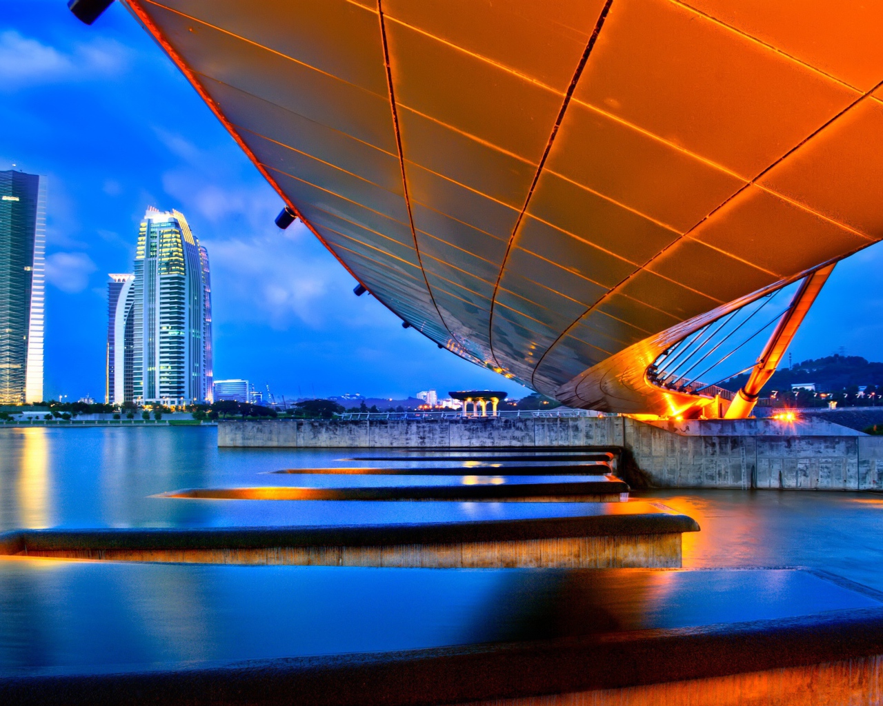 Перепад высот в реке в городе