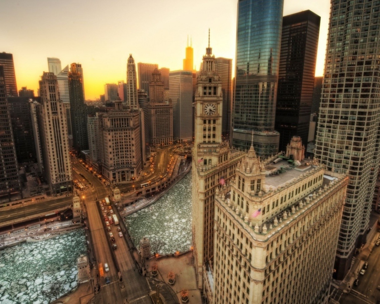 Зимняя река среди небоскребов