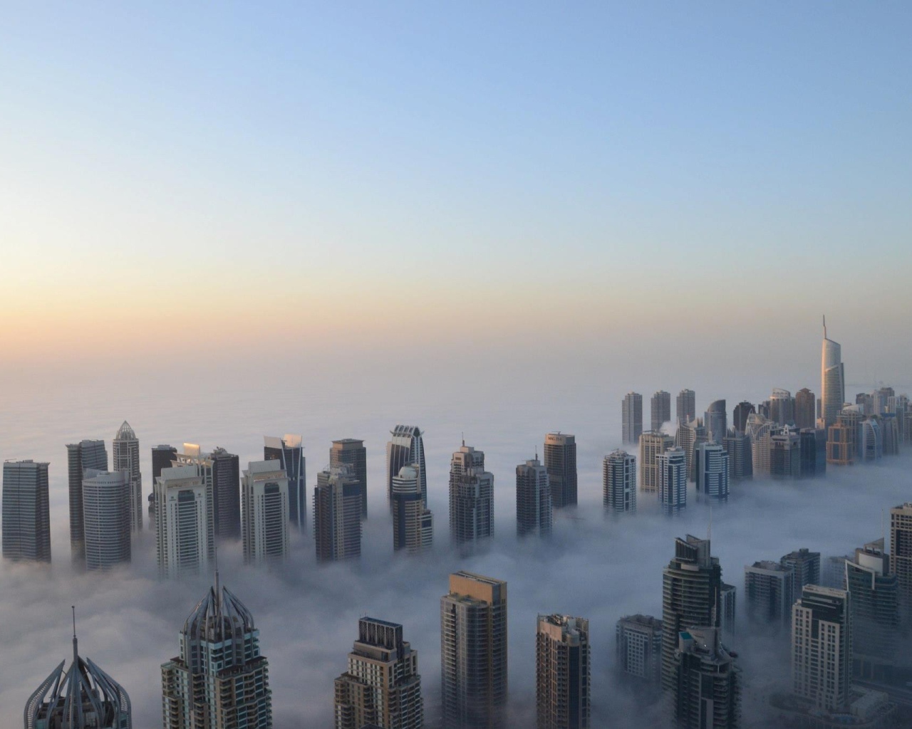 Город Дубаи в облаках