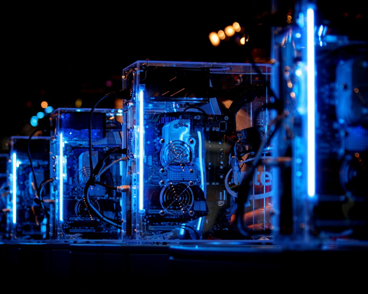 Голубая подсветка компьютеров Intel в дата центре