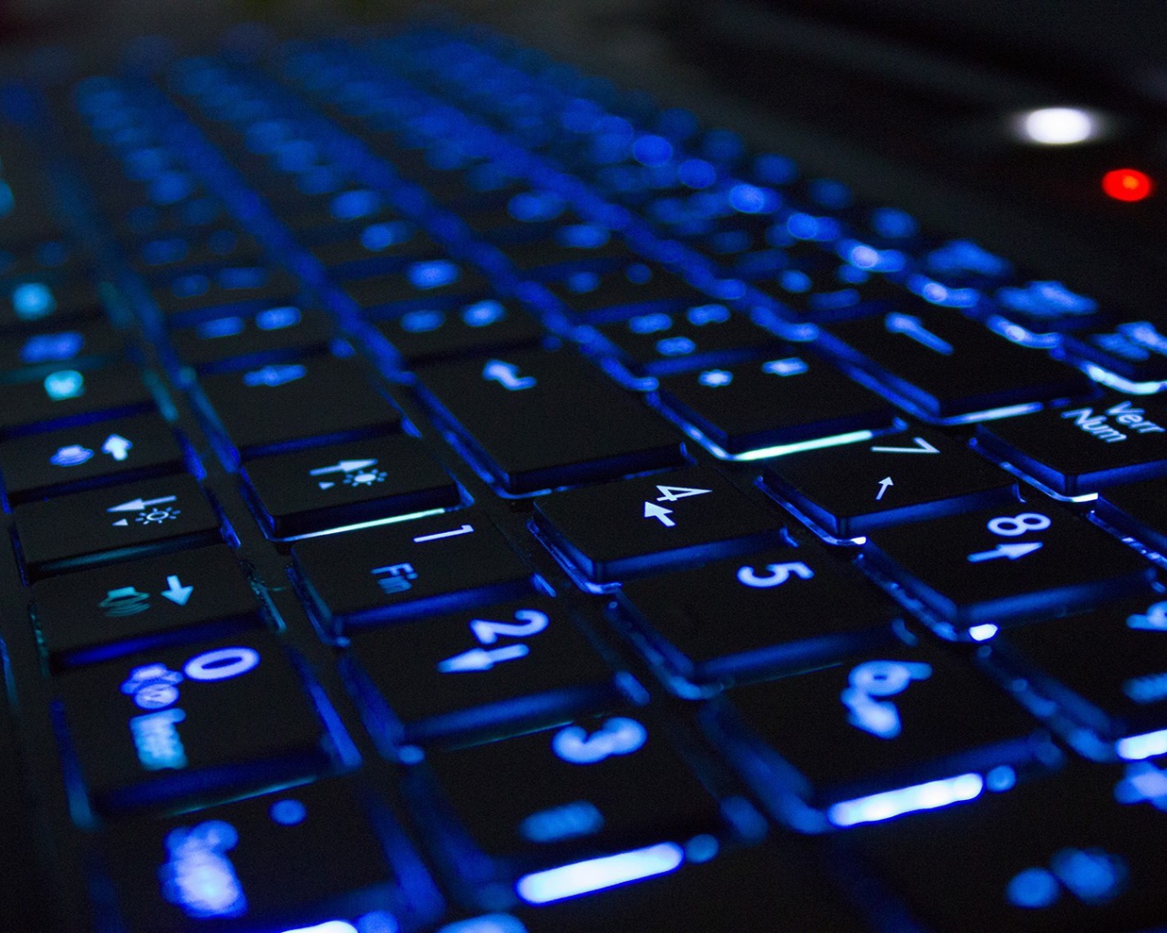 Голубая неоновая подсветка клавиатуры
