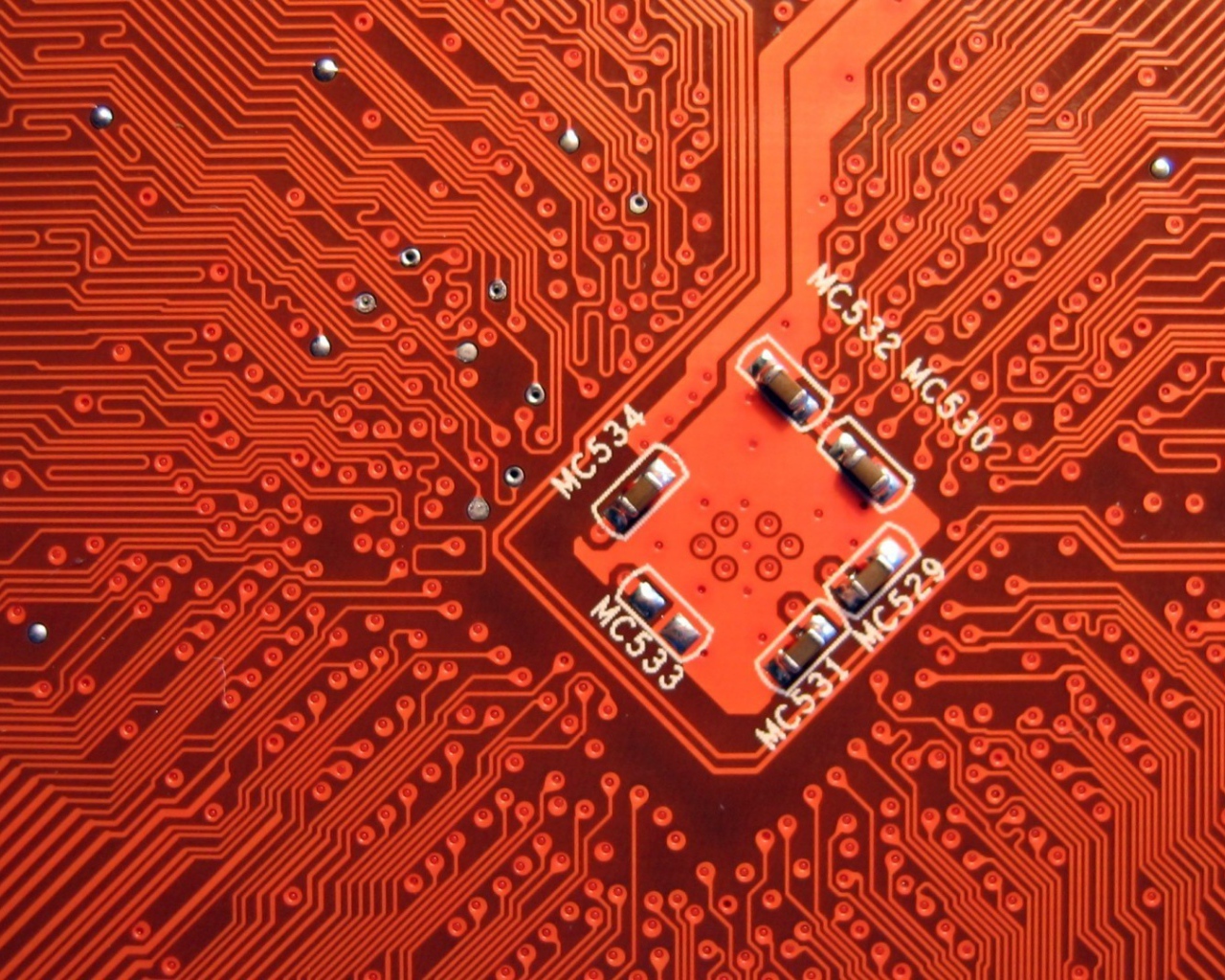 Компьютерная плата красного цвета