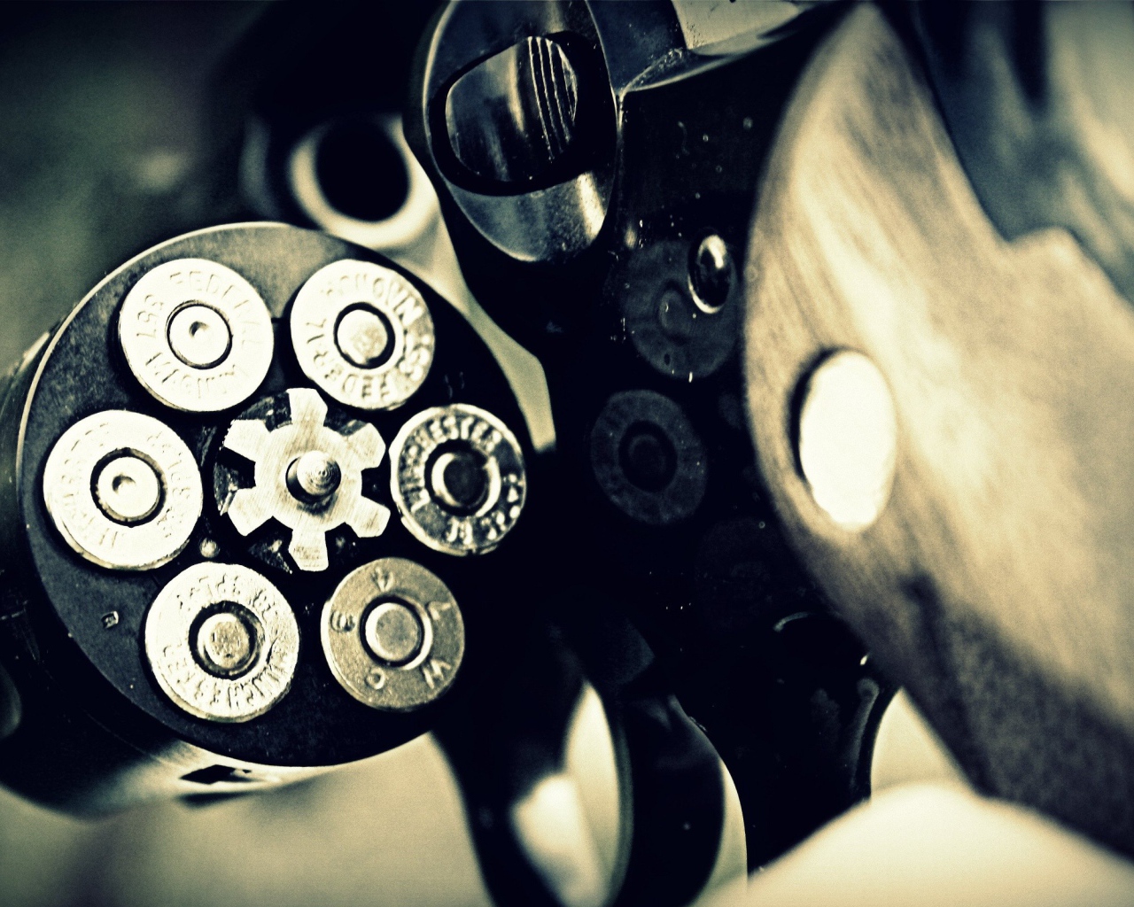 Полный комплект пуль в револьвере