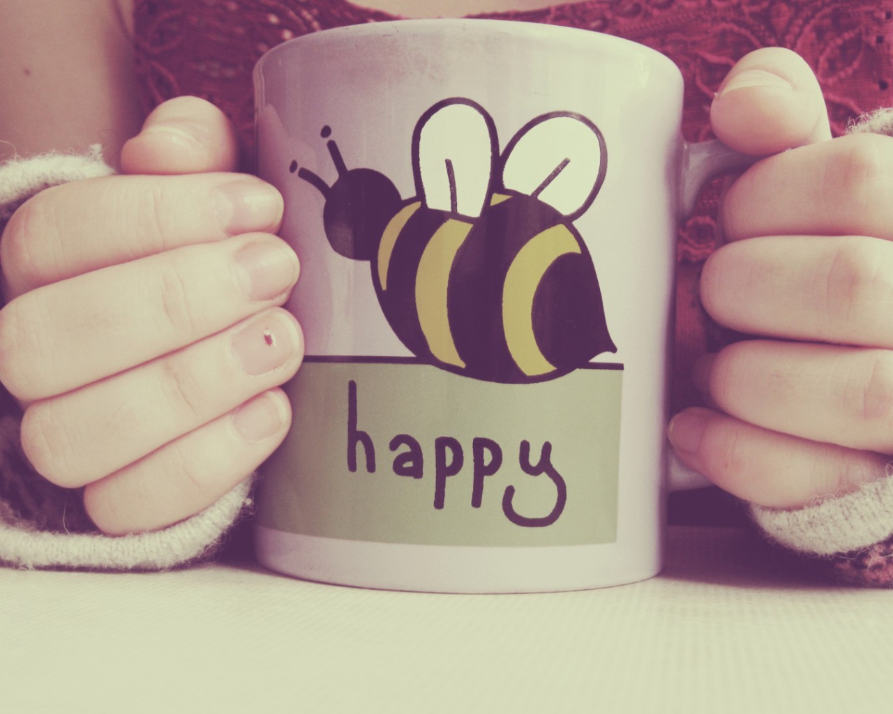 Чашка с рисунком пчелы